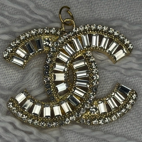 CHANEL PENDANT CLEAR CRYSTAL ON GOLD - Picture 11 of 17